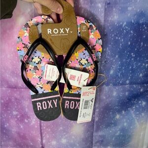 New girls Roxy flip flops